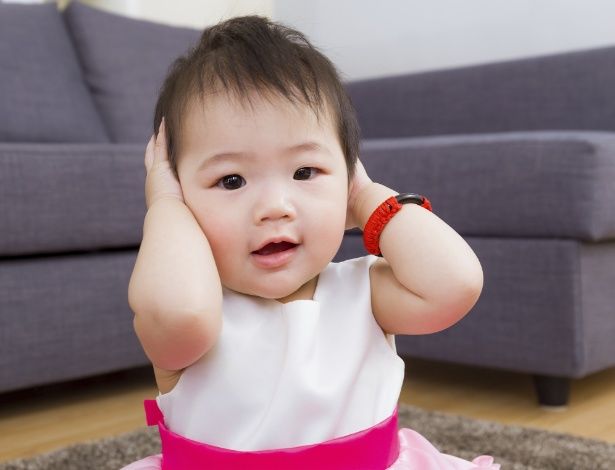 Curativo faz otoplastia 'caseira' e remodela orelha de abano em bebês