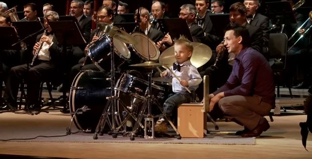 Garotinho de 3 anos que toca bateria é convidado por uma orquestra e apavora em concerto Garotinho de 3 anos que toca bateria é convidado por uma orquestra e apavora em concerto
