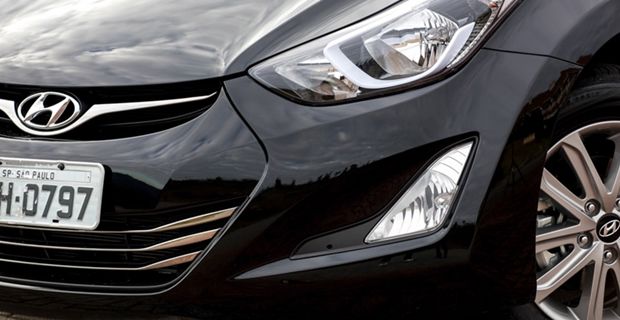 Detalhe do farol do novo Hyundai Elantra 2015