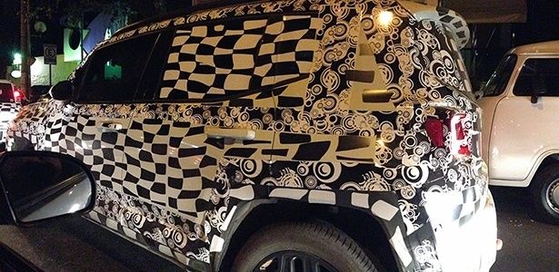 Jeep Renegade 2015 nova SUV 'nacional' é flagrada sob disfarce em Betim (MG)