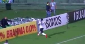 Ao comemorar gol, Joel do Coritiba cai em buraco – veja essa e outras comemorações ‘fails’