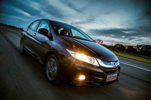 Reformulado, Honda City 2015 ganha força pra invadir território dos sedãs médios