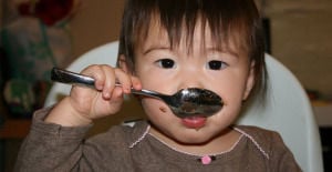 Aprenda a incentivar o bebê a comer sozinho - veja as dicas