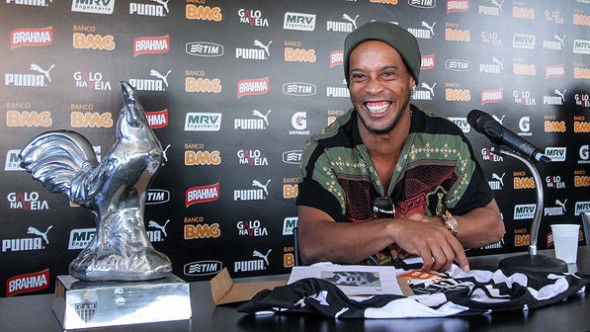 Ronaldinho Gaúcho vai para o México e faz megafesta de despedida