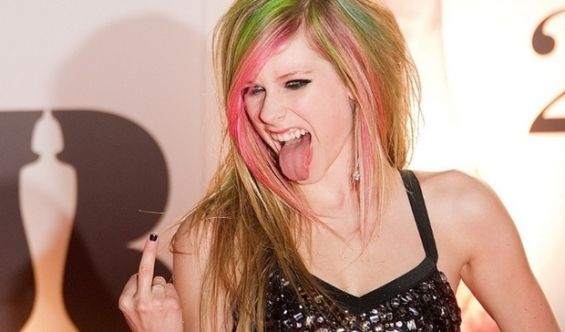 Avril Lavigne completa 30 anos sem sair da adolescência - entenda