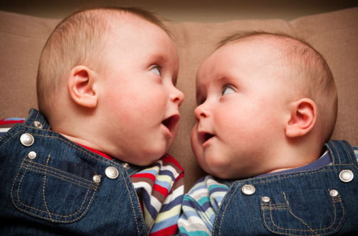 Dicas para os pais: aprenda diferenciar cada um dos bebês gêmeos