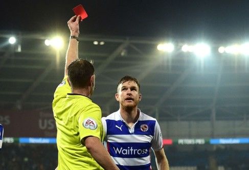 Azar no jogo... zagueiro faz gol contra, comete pênalti e é expulso de campo na Inglaterra