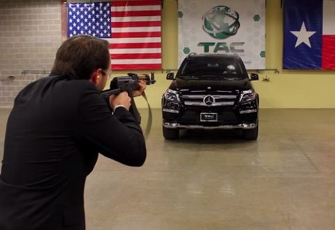 Bizarro: Fabricante de materiais blindados para carros vira cobaia de teste com AK-47