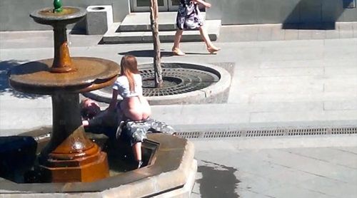casal-faz-sexo-em-fonte-publica