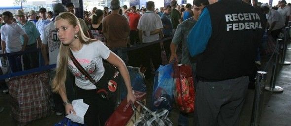 Cota de gastos no exterior para quem entra no país por terra é reduzida pela Receita Federal