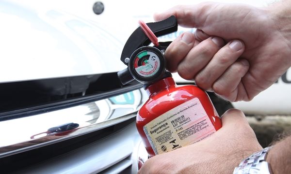 MANUSEIO DE EXTINTOR DE INCÊNDIO PARA CARROS
