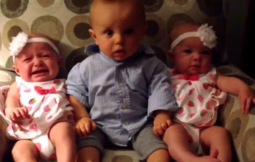 Vídeos engraçados: gêmeas deixam garotinho confuso e viram hit na web – veja