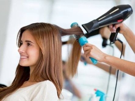 Mitos contados por cabeleireiros nos quais você provavelmente acredita
