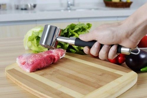 Bater bife com martelo torna a carne mais macia? Veja os mitos e verdades sobre culinária