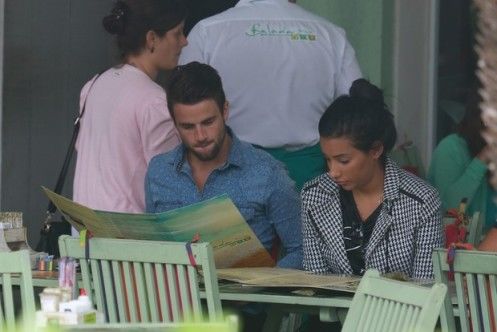 Eliminados do BBB 15, Rafael e Talita almoçam em clima de romance no Rio de Janeiro