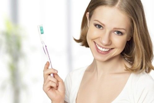 A escova de dentes pode ser reaproveitada em truques de beleza – veja dicas