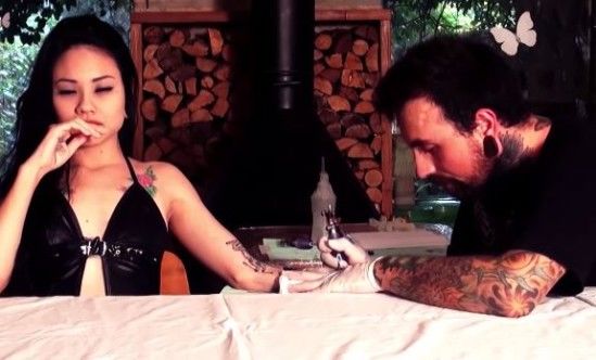 Prazer com dor: Mulher recebe estímulo sexual enquanto faz uma tatuagem