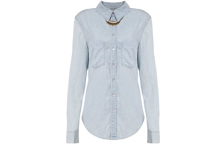 Camisa com botões fechados