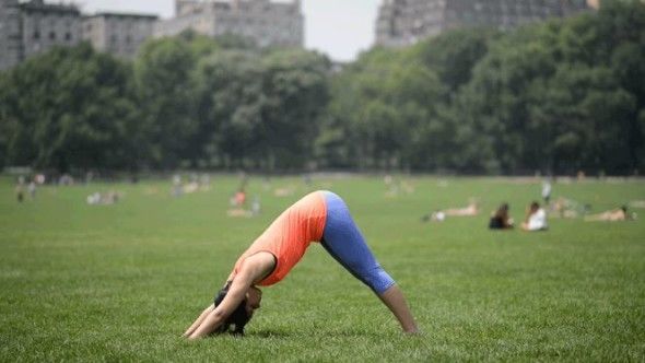 Aprenda fazer posições de ioga que ajudam a saúde de quem fica muito tempo sentado