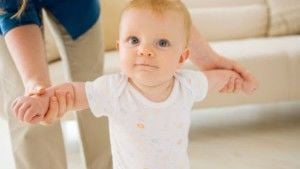 Dicas rápidas e práticas para incentivar o bebê a dar os primeiros passos