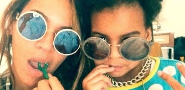 Beyonce e Blue Ivy passando fio dental