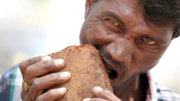 Indiano que come tijolos