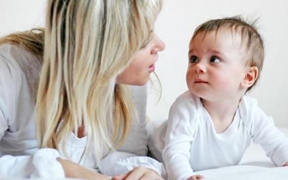 Como estimule os bebês a falar correto