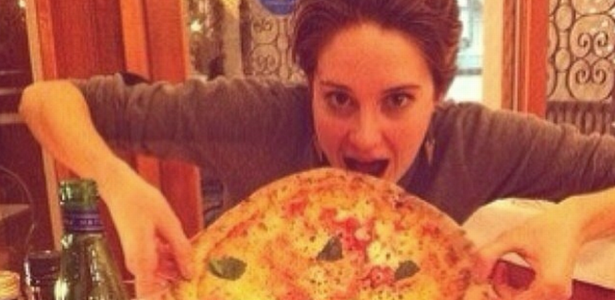 Shailene Woodley comendo