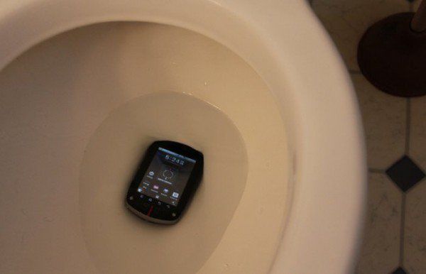 Deixar o celular cair na privada