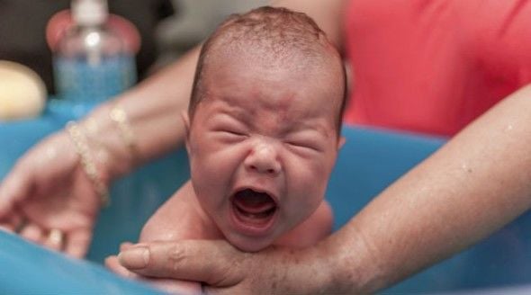 Aprenda a acalmar e evitar o choro do bebê na hora do banho com 7 passos simples