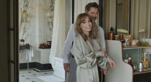 Filme com Angelina Jolie vai mal em estreia e novo "007" lidera bilheterias novamente