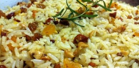 Arroz temperado com nozes e pastas