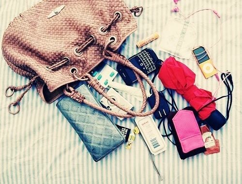 Produtos essenciais para a bolsa de uma mulher no verão