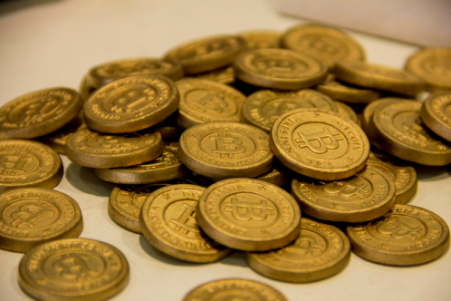 Entenda o que é Bitcoin e o processo de compra e venda da moeda no Brasil