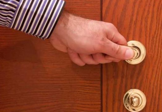 Segurar em corrimões e maçanetas