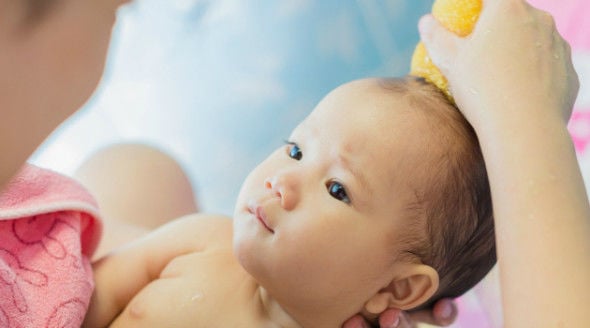 Dicas importantes para dar banho no bebê com segurança no chuveiro
