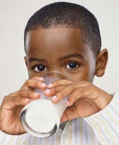 Tomar leite depois de comer manga faz mal