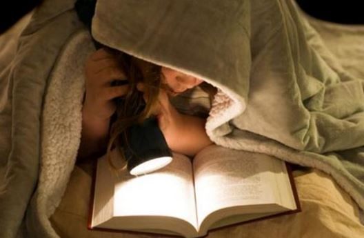 Ler a noite ou com luz fraca prejudica a visão