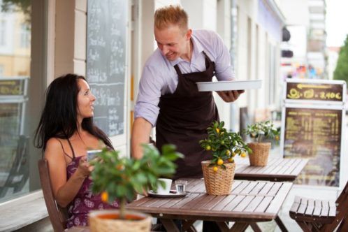 6 coisas que você precisa saber antes de querer paquerar um garçom