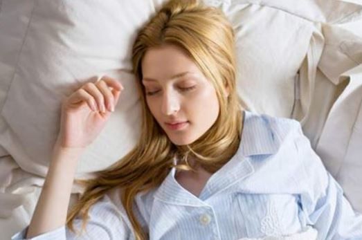 Dormir de barriga para cima deixa os seios bonitos
