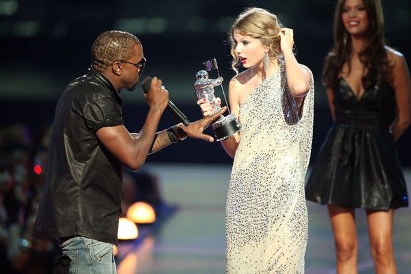 Kanye e Taylor Swift encenaram sua briga