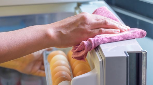Aprenda quando e como limpar itens da cozinha que você usa diariamente