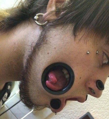 Piercing nas bochechas