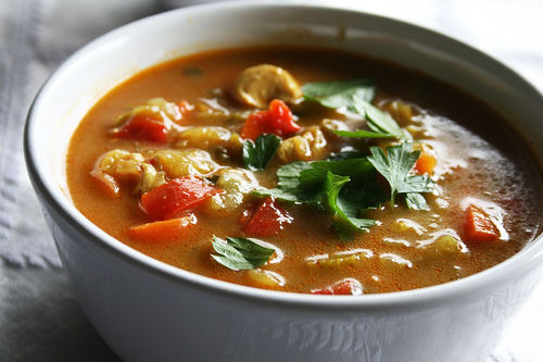 Sopas saborosas pra fazer com alimentos que você tem em casa