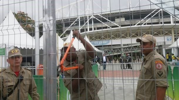 Organizadores que perderam a chave de um estádio