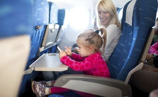 Dicas para manter a tranquilidade em viagens de avião com as crianças